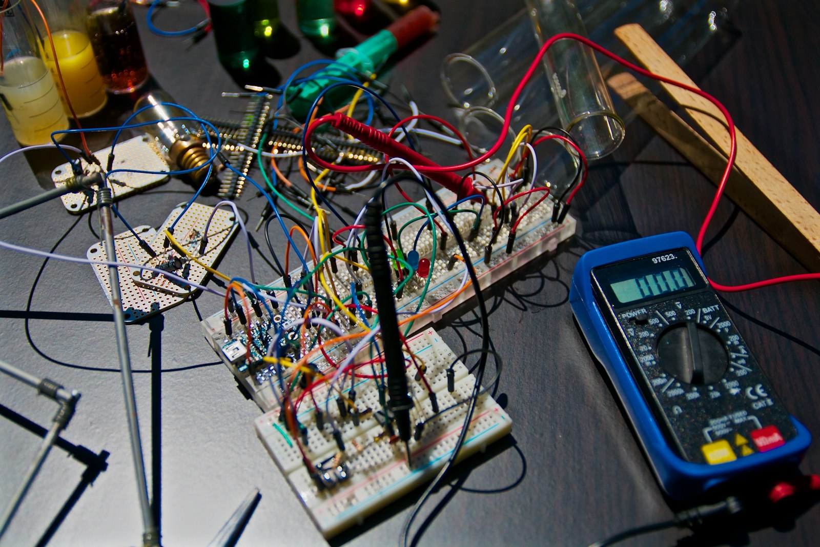 Componentes electrónicos sobre una mesa de trabajo